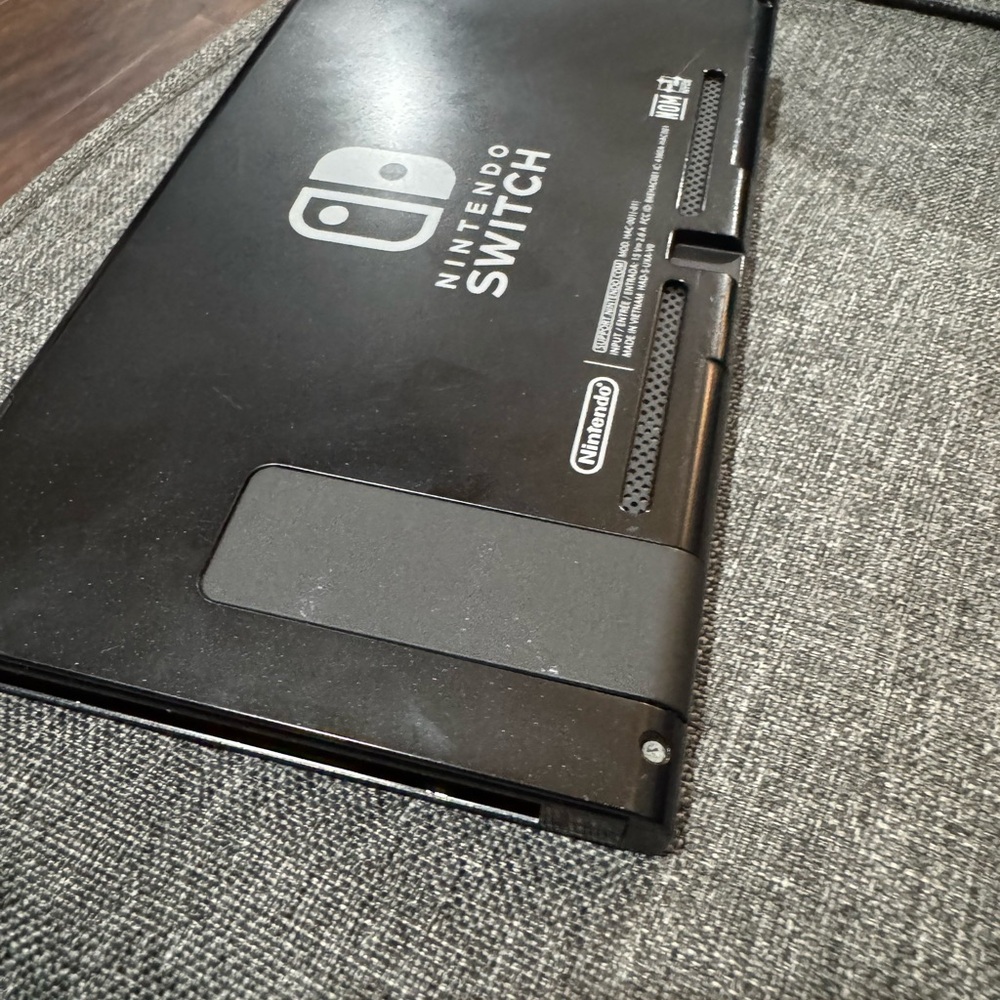 Nintendo Switch - Picture 3 of 5